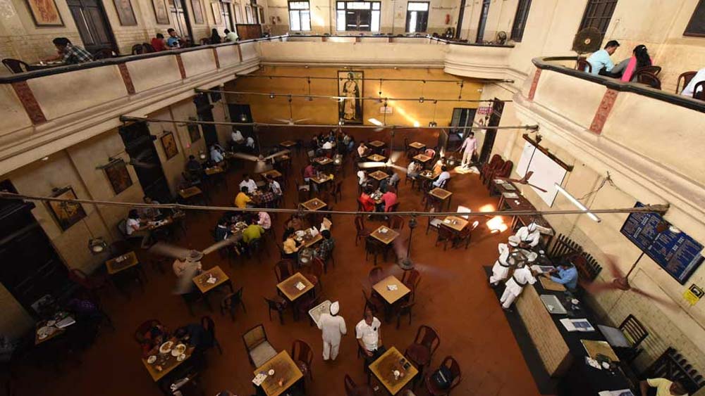 বিকেলের দিকে কফির কাপে তুফান দেখতে চলে যাওয়াই যায় কফি হাউসে। কলেজ স্ট্রিট কফি হাউসের পুরনো বাড়িটায় হওয়া কথাবার্তায় উত্তাপ থাকলেও ভিতরটা বেশ ঠান্ডা। পুরনো দিনের বাড়িতে ফ্যানের হাওয়ায় বসে চলতে থাকুক আড্ডা। মাঝে মাঝে আসুক কোল্ড কফির গ্লাস।