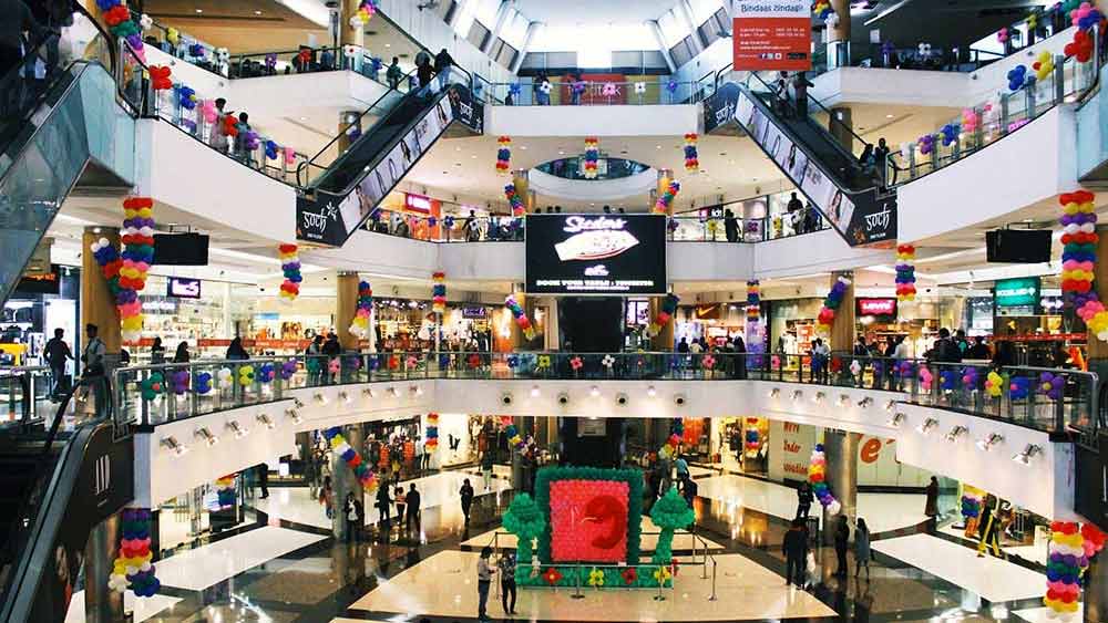 আচ্ছা, কোনও প্রেমিক-প্রেমিকা যদি অনেকটা সময়ের জন্য কোনও শীতাতপ নিয়ন্ত্রিত শপিং মলে ঢুকে পড়েন। না হয়, শুধুই উইন্ডো শপিং চলুক দিনভর। কে আর জানতে গিয়েছে যে, এঁদের আদৌ কেনাকাটায় কোনও মন নেই। যতটা রয়েছে মন দেওয়া নেওয়ায়।