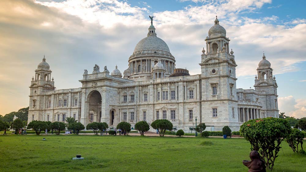 রোদ একটু ঝিমিয়ে গেলে প্রেমের চিরকালীন ঠিকানা ভিক্টোরিয়াও তো অপেক্ষাতেই থাকে। গাছপালার মাঝে থাকা তো আছেই চাইলে জলাশয়ের পাশে বেছানো ঘাসের কার্পেটে বসে পড়াও যায়। পিঠে পিঠ ছুঁইয়ে।