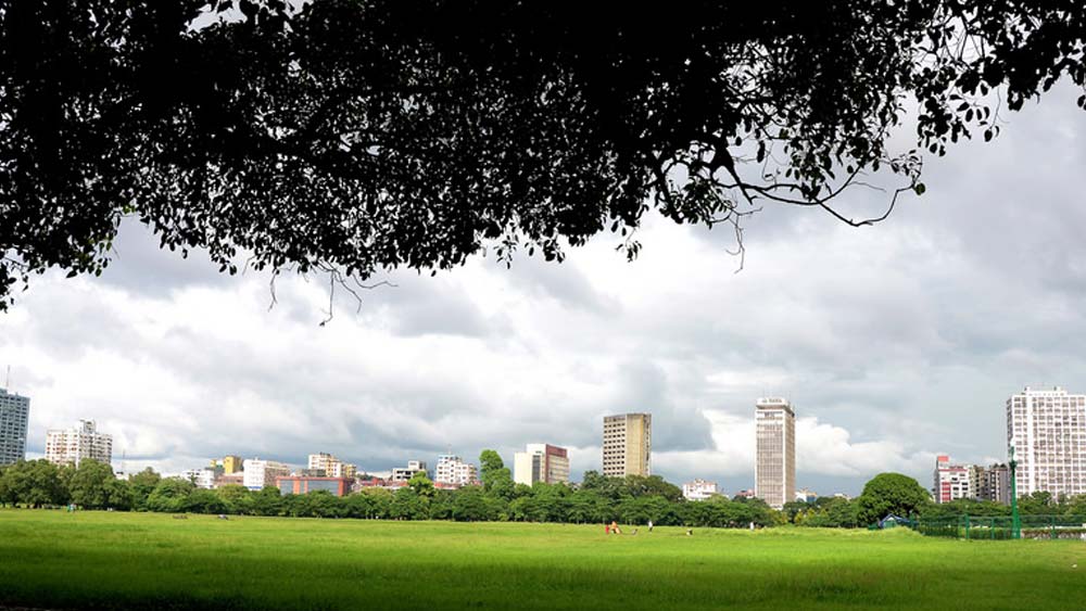 ভিক্টোরিয়াতে মন না বসলে আছে কলকাতার ফুসফুস ময়দান। তবে সন্ধ্যার আগে গেলে ছায়া খুঁজে পাওয়া ভার। খাবার-দাবারের অভাব নেই। তেমনই হাত ধরে হেঁটে চলায় নেই কোনও বাধা।