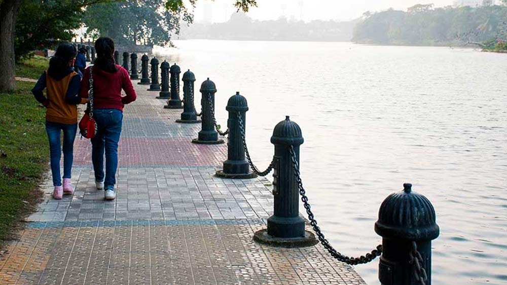 ঠিক এমনই এক জায়গা ঢাকুরিয়া লেক। জলের ধারে মিষ্টি হাওয়া তো কলকাতার যুগলদের অপেক্ষাতেই থাকে। 
