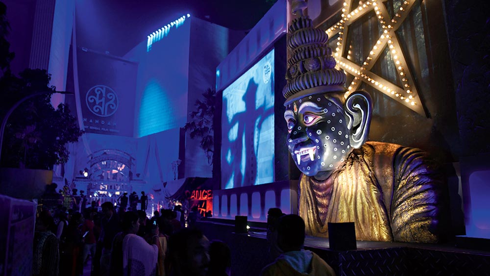 সন্ধ্যা নামলে আরও আছে নন্দন। আছে রবীন্দ্র সদনের সিঁড়ি, আছে অ্যাকাডেমি অব ফাইন আর্টস চত্বর। ভিড় একটু হতেই পারে তবে তার মধ্যেও হারিয়ে যেতে কোনও মানা নেই।