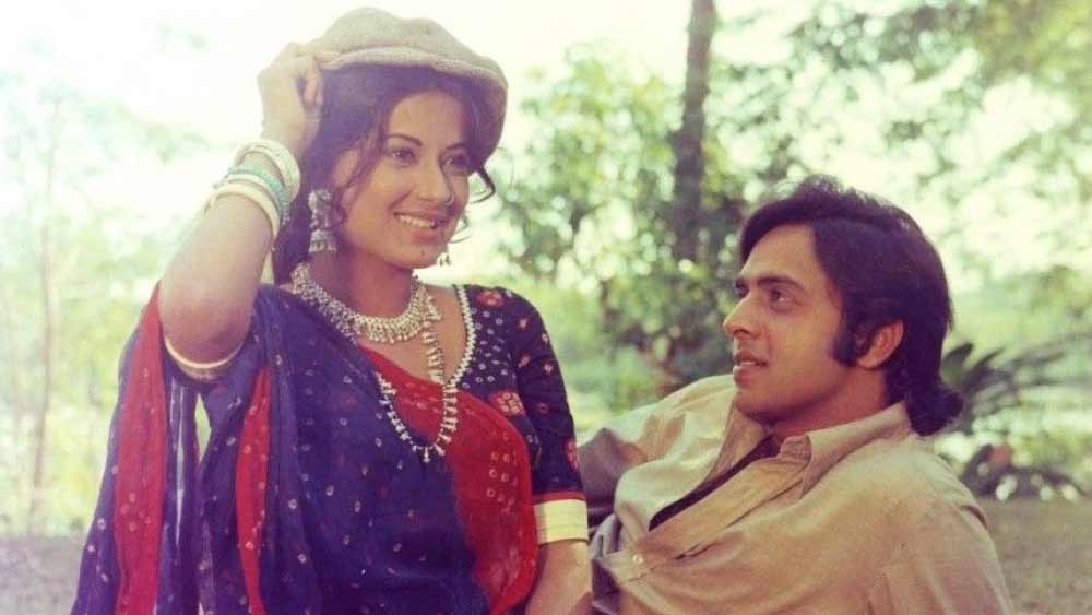 কখনও ফারুখ শেখ, কখনও বা বিনোদ মেহেরা— অনেকের সঙ্গেই তার নাম জড়িয়ে গুজব রটেছিল বলিউডে। সে সব জল্পনাকে কখনওই পাত্তা দেননি নায়িকা। তবে বিনোদ মেহরা ছিলেন তাঁর ঘনিষ্ঠ বন্ধু। বলিউডে কাজ করার ক্ষেত্রে তিনি ‘বালিকা বধূ’-কে সুপরামর্শ দিতেন।