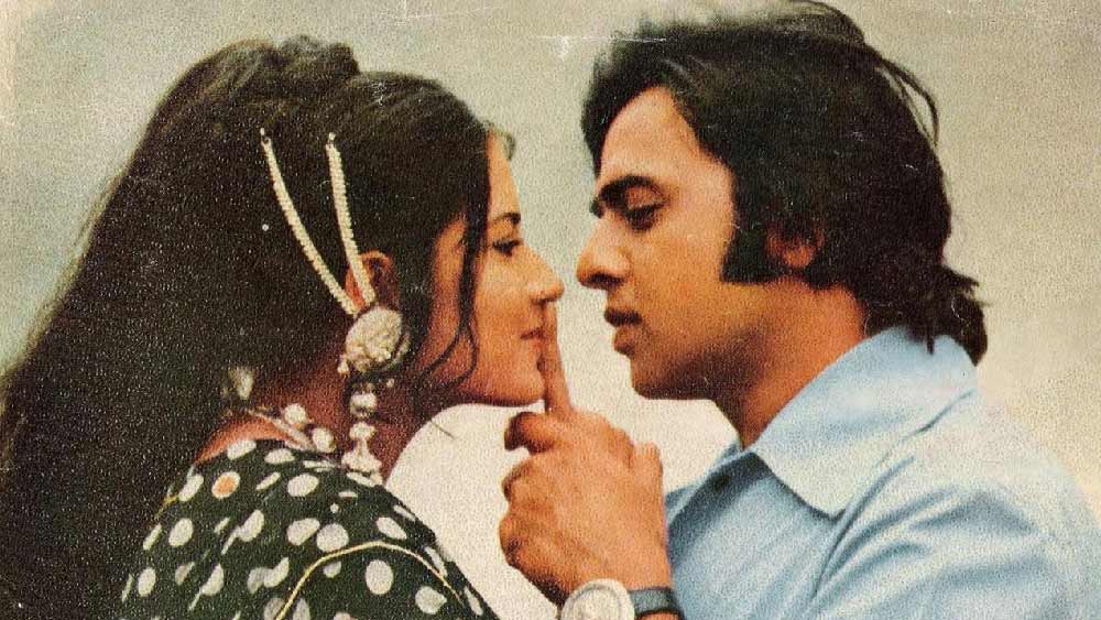 ১৯৭২ সালে বিনোদ মেহরার সঙ্গে ‘অনুরাগ’ ছবিতে বলিউডে পা রাখেন মৌসুমী। ছবির পরিচালক ছিলেন শক্তি সামন্ত। সে বছর ‘অনুরাগ’ সেরা ছবির পুরস্কার পায়। ছবিতে এক অন্ধ মেয়ের চরিত্রে অভিনয় করেছিলেন মৌসুমী।