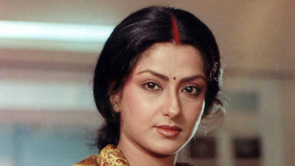 ‘বালিকা বধূ’-র যখন শ্যুটিং হচ্ছে, তিনি তখন নাবালিকা (১৬)। পরিচালক তরুণ মজুমদার তাঁকে আবিষ্কার করেন। এর মাঝেই হেমন্ত-পুত্র জয়ন্ত-র সঙ্গে তাঁর বিয়ে প্রায় ঠিক হয়ে গিয়েছে।  অল্প বয়সেই অন্তঃস্বত্ত্বা হন তিনি। মৌসুমী জানান ‘রোটি কাপড়া আউর মকান’ ছবিতে একটি ধর্ষণের দৃশ্য শ্যুট করার কথা তাঁর। তাঁর চরিত্রের নাম ছিল ‘শিউলি’। তিনি বলেন, ‘‘ওই ধর্ষণের দৃশ্য শ্যুট করতে গিয়ে আমার শরীর খারাপ হতে থাকে। আমার শরীর থেকে রক্ত বেরোতে শুরু করে। আমাকে তৎক্ষণাৎ হাসপাতালে নিয়ে যাওয়া হয়। ভাগ্য ভাল, আমার সন্তানের কোনও ক্ষতি হয়নি।’’