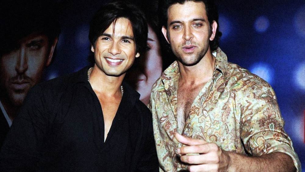 ২০০৪-এ আইফা অ্যাওয়ার্ড প্রেস মিটে হৃতিকের সঙ্গে সামনা সামনি সাক্ষাৎ হয় তাঁর। ‘ইশ্ক ভিশ্ক’ সিনেমার সাফল্যের সূত্রে শাহিদ সেখানে গিয়েছিলেন। অভিনেতা হিসেবে তিনি প্রচণ্ড আত্মবিশ্বাসী হয়ে পড়েছিলেন।