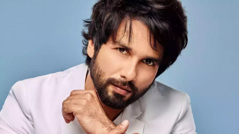  ‘কোই মিল গয়া’ দেখতে যাওয়ার সময় শাহিদ তাঁর কেনা প্রথম স্পোর্টস্ বাইকে চড়ে গিয়েছিলেন। কিন্তু হৃতিকের অভিনয় দেখে তিনি এতটাই অভিভূত হয়েছিলেন যে তাঁর নিজের অভিনয়ের দক্ষতা নিয়ে সংশয়ে ভুগতে শুরু করে দিয়েছিলেন। তাই ওই ভাবে হল ছেড়ে বেরিয়ে গিয়েছিলেন তিনি। এক জন অভিনেতার কাছে এর থেকে বড় প্রাপ্তি আর কী হতে পারে?