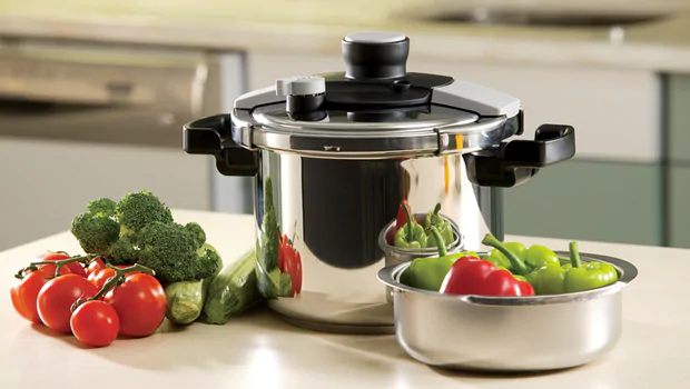 ডিম সেদ্ধ হল কি না তা বুঝতেও প্রেশার কুকারের চেয়ে বড় কোনও পাত্র ব্যবহার করাই ভাল।