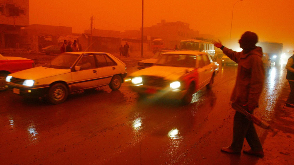 আকাশ থেকে ঝরে পড়ছে ‘রক্তবৃষ্টি’! তা-ও কি কখনও সম্ভব? কিন্তু খোদ ভারতেই ঘটেছিল এই ঘটনা। এক বার নয়, দু’বার।