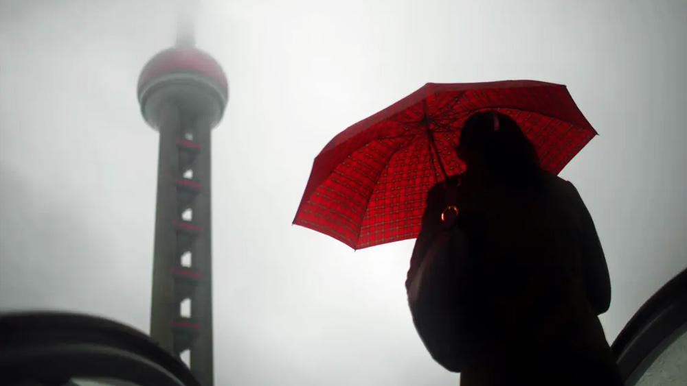 তবে অনেকেই এই তত্ত্বে খুশি হননি। কিছু মানুষ দৃঢ়বদ্ধ ছিলেন, রক্তবৃষ্টির কারণ একেবারেই অন্য।