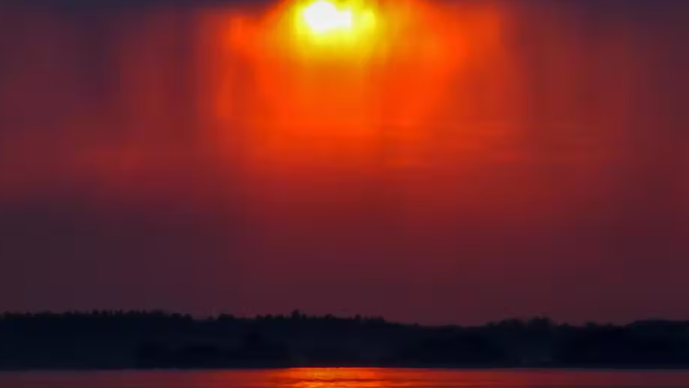 প্রসঙ্গত, কেরলে লাল রঙের বৃষ্টি ছাড়াও হলুদ, সবুজ এবং কালো বৃষ্টির ঘটনা লক্ষ করা গিয়েছে। ১৮৯৬ সালেই কেরলে রঙিন বৃষ্টির খবর পাওয়া গিয়েছিল।