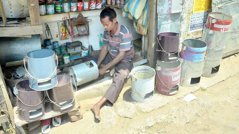 গুলের উনুন তৈরি করছেন লালা কাহার। বোলপুরে।