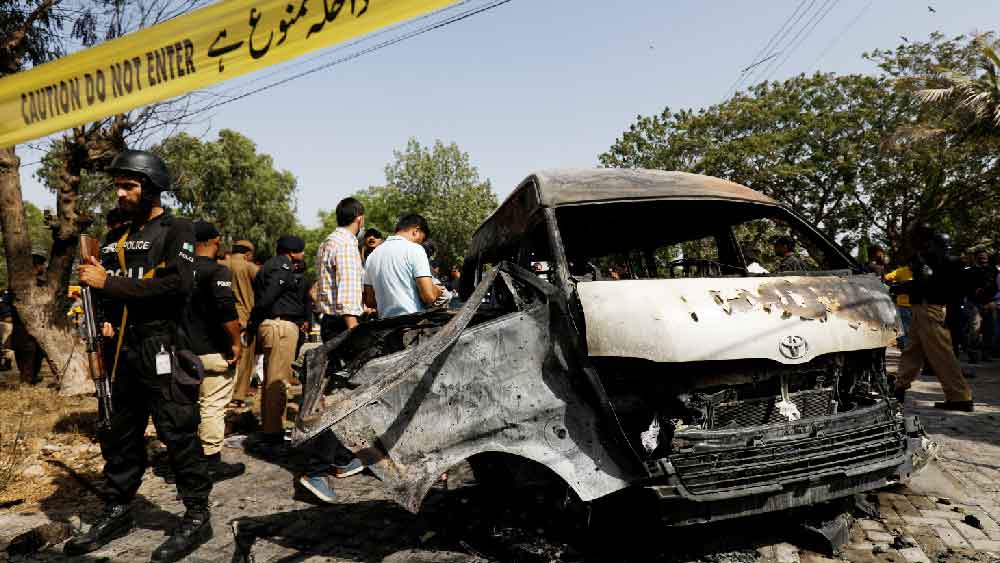 মঙ্গলবার দুপুরে জোরালো বিস্ফোরণে কেঁপে উঠেছিল করাচি বিশ্ববিদ্যালয় চত্বর। আত্মঘাতী বোমা হামলায় একটি গাড়িতে থাকা তিন চিনা নাগরিক-সহ চার জন নিহত হন। হামলার দায় স্বীকার করে বালুচিস্তান লিবারেশন আর্মি (বিএলএ)।