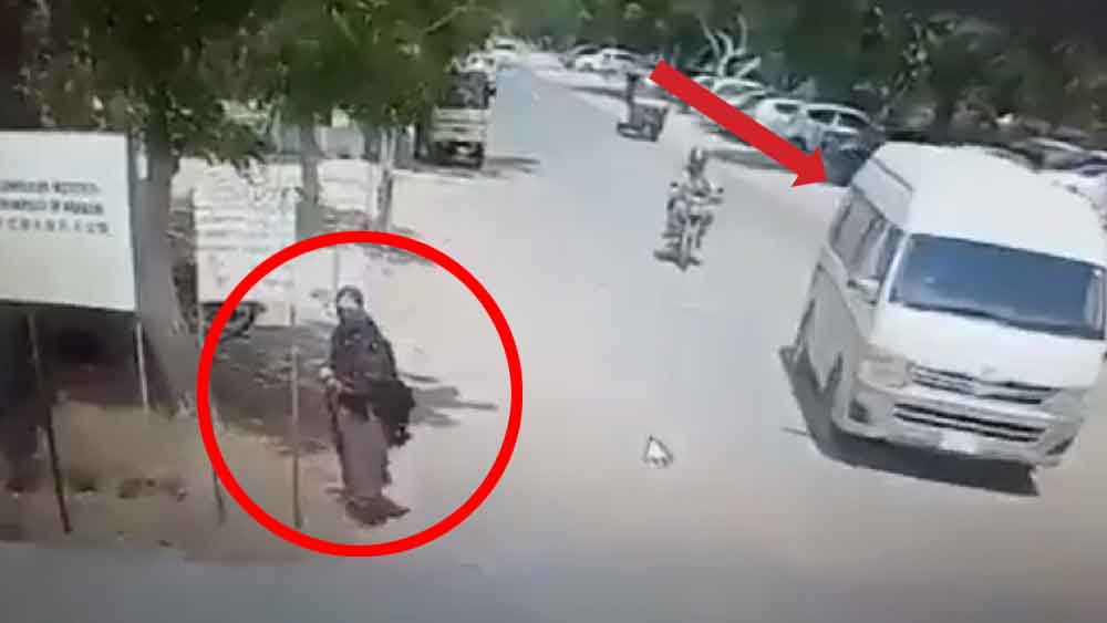 বিএলএ এক বিবৃতিতে জানায়, আত্মঘাতী হামলা চালানোর জন্য মানববোমা হিসেবে কাজে লাগানো হয়েছিল শারি বালোচ ওরফে ব্রামশকে। সিসিটিভি ফুটেজে দেখা গিয়েছে, বোরখা পরে বিশ্ববিদ্যালয়ের গেটের মুখে দাঁড়িয়ে এক মহিলা। চিনা নাগরিকদের নিয়ে সাদা  রঙের একটি ভ্যান বিশ্ববিদ্যালয়ে ঢুকতে যাওয়ার মুহূর্তে বিস্ফোরণ ঘটে।