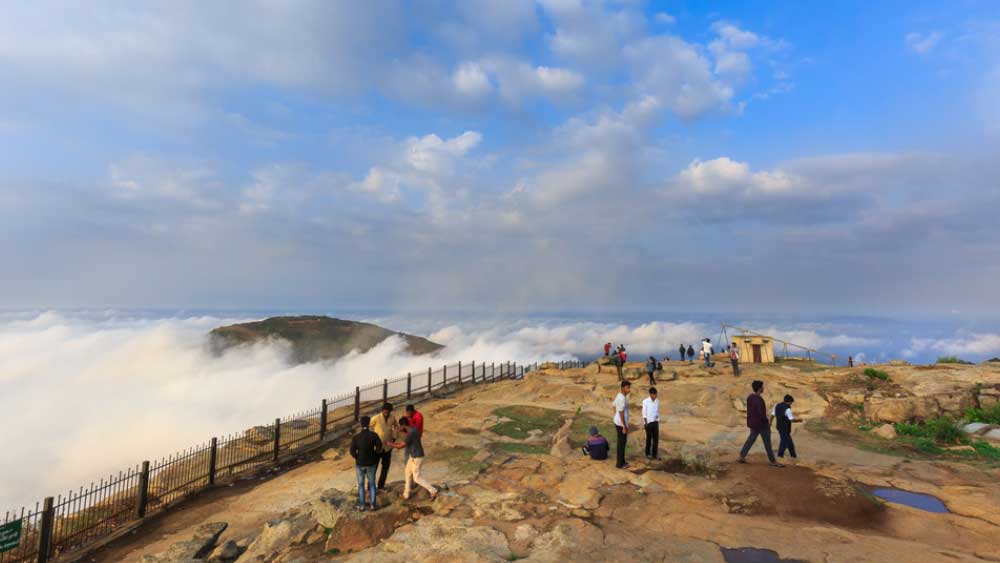 নন্দী পাহাড়: বেঙ্গালুরু থেকে মাত্র ৬০ কিলোমিটার দূরে অবস্থিত নন্দী পাহাড় টিপু সুলতানের গ্রীষ্মকালীন আবাস ছিল। এখনও এখানে রয়েছে টিপুর স্মৃতিবিজড়িত দুর্গ। পাশাপাশি এখানে রয়েছে সুপ্রাচীন নন্দীশ্বরের মন্দির। নন্দী পাহাড়কে কেন্দ্র করে এখন ট্রেকিং, বাইকিং ও প্যারাগ্লাইডিং বেশ জনপ্রিয় হয়ে উঠেছে।