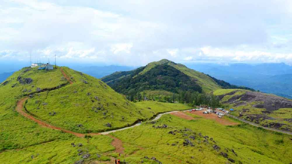 পনমুড়ি: কেরলের পনমুড়িকে সোনালি শিখরও বলা হয়ে থাকে। প্রতি বছর মধুচন্দ্রিমা সারতে বহু মানুষ যান এখানে। ইদানিং ট্রেকিং করার জন্যেও অনেকে এখানে যাচ্ছেন। দর্শনীয় স্থানগুলির মধ্যে রয়েছে পেপ্পারা অভয়ারণ্য, গোল্ডেন ভ্যালি ও মীনামুত্তি জলপ্রপাত। 