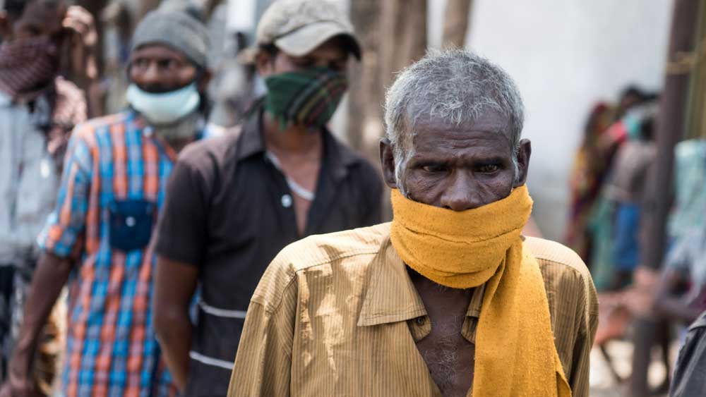 কোলারের ঘরে ঘরে এখন ক্যানসারের রোগী। এককালে খনির বিষাক্ত পরিবেশে সায়ানাইডের মতো ভয়ঙ্কর রাসায়নিক নিয়ে কাজ করেছেন সোনার খনির মজদুরেরা। এই রোগ তারই দাম। তার পরও চিকিৎসার সুযোগ নেই। কারণ হাসপাতালই আর নেই কোলার শহরে। ১০০ কিলোমিটার দূরে বেঙ্গালুরুতে আছে। কিন্তু সেখানে গিয়ে চিকিৎসা করানোর টাকা কোথায়? সোনার খনির মজুর হয়েও আজ হাতে কানাকড়ি নেই কেজিএফের শ্রমিকদের।