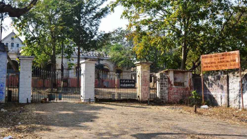 আগেও শ্রমিকরা নামমাত্র অর্থই পেতেন। তবে কেজিএফের উন্নত স্বাস্থ্য পরিষেবা তাদের জন্য অবারিত ছিল। ২০০১ সালে যখন সরকারি সংস্থা ভারত গোল্ড মাইন লিমিটেড এবং ভারত আর্থ মুভারস লিমিটেড কেজিএফকে পুরোপুরি বন্ধ করার সিদ্ধান্ত নিল, তার পরই একে একে বন্ধ হতে শুরু করল ক্লাব হাউস, কলেজ, স্কুল, হাসপাতালের মতো পরিষেবা।