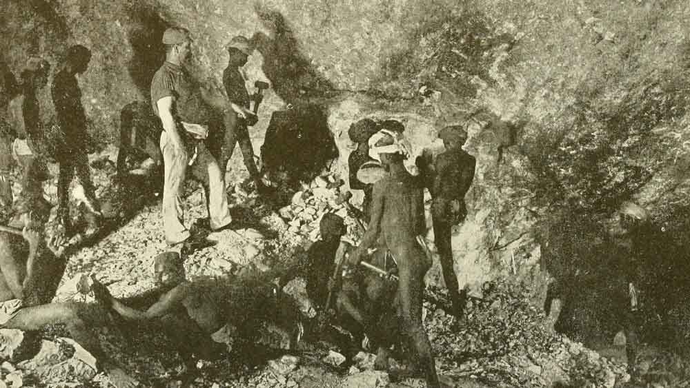 কিন্তু কী ভাবে গৌরব হারাল ভারতের ‘মিনি ইংল্যন্ড’? ১৮৭৫ সাল থেকে খনন শুরু হয় কেজিএফে। তার পর থেকে ১৯৫৬ সাল পর্যন্ত সোনা তুলেছে ব্রিটিশ সংস্থা। সেই সময়েই কেজিএফের সোনার উৎপাদন ধীরে ধীরে কমতে শুরু করেছিল।