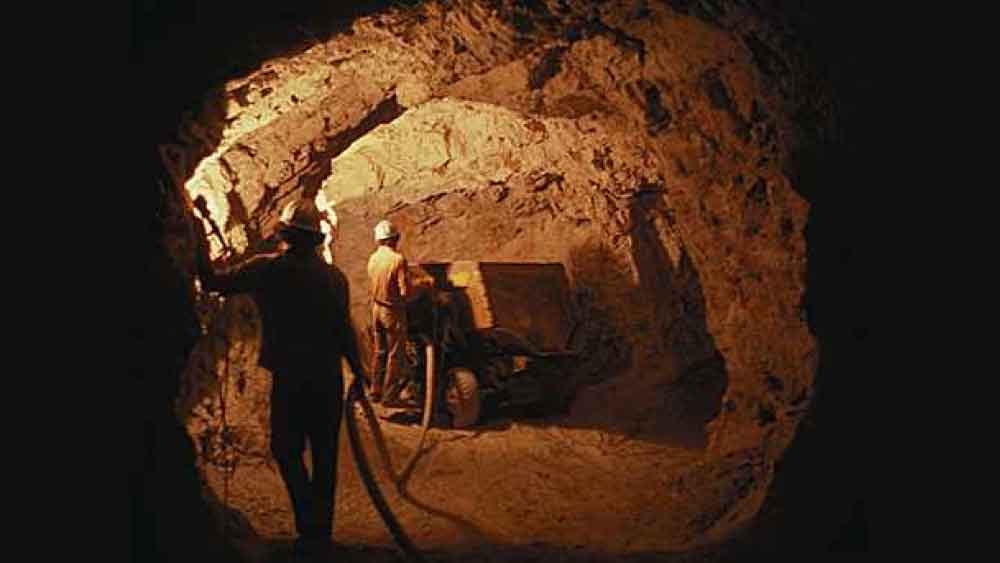 প্রথমে মাটির এক কিলোমিটার নীচেই সেনার খোঁজ পাওয়া যেত। ক্রমে সোনার খোঁজে আরও গভীরে যাওয়া শুরু হল। প্রথমে দু’কিলোমিটার। তার পর তিন কিলোমিটার। এশিয়ার আর কোথাও এত গভীরে সোনা খননের কাজ হয়নি।