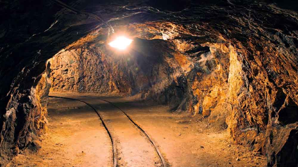 তবু সুফল মিলছিল না। প্রতি টন আকরিকে সোনার পরিমাণ কমতে শুরু করেছিল। এক কালে যেখানে এক টন আকরিক থেকে অন্তত ৪৫ গ্রাম সোনা পাওয়া যেত, সেখানে প্রতি টনে তিন গ্রাম করে সোনা পাচ্ছিল খননকারী সংস্থাগুলি। খরচে পোষাচ্ছিল না তাদের।