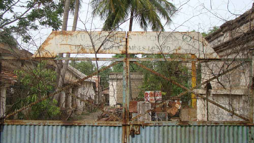 এর মধ্যে বৈজ্ঞানিক হোমি ভাবার করা একটি পরীক্ষাও ছিল। যেখানে আকরিককে সহজে গলিয়ে সোনা পাওয়ার চেষ্টা করা হয়েছিল। কিন্তু পরীক্ষাটি ব্যর্থ হয়। হয়। এরপরেও কেজিএফ থেকে সোনা তেলার কাজ চলছিল। কিন্তু বাধ্য হয়েই ২০০১ সালের ২৮ ফেব্রুয়ারি বন্ধ হয় কেজিএফ বন্ধ করে দেয় ভারত গোল্ড মাইন।