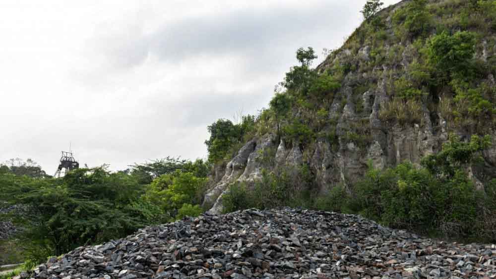সরকারের এই উদাসীনতারই ফল কোলারের বিষ পাহাড়। দুর্ভাগ্যের বিষয়  কোলারকে বাঁচাতে কোনও ‘উদয়ন পণ্ডিত’ আসেনি। ফলে বিষ পাহাড় রোজ কুড়ে কুড়ে শেষ করছে কেজিএফকে। 