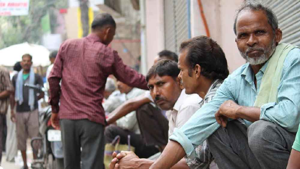 সোনার খনির শ্রমিকরাই এখন কোলারের একমাত্র বাসিন্দা। তবে তাঁদের সংখ্যা নেহাৎ কম নয়। মোট ৪০০টি শ্রমিক কলোনি মিলিয়ে কম করে আড়াই লক্ষ মানুষ বাস করেন কেজিএফে। এঁদের কারও কোনও নির্দিষ্ট কাজ নেই। ঠিকে কাজ করতেও ১০০ কিলোমিটার দূরে বেঙ্গালুরু যেতে হয়। ট্রেনে রোজ চার ঘণ্টার সফর। ভোরবেলা বাড়ি থেকে বেরিয়ে রাতে ঘরে ফেরেন তাঁরা। তবে এ ভাবে কত দিন চলবে, তা জানা নেই তাঁদের।