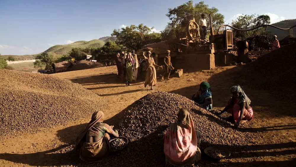 স্থানীয়রা জানাচ্ছেন, এই পাহাড়ের বর্জ্যে মিশে রয়েছে সায়ানাইডের মতো রাসায়নিক। যা থেকে হাওয়ায় উড়ে আসা ধুলো প্রতি মুহূর্তে ঢুকছে কোলারের মানুষের শরীরে। স্থানীয়দের দাবি তা থেকে ফুসফুসের ক্যানসারে আক্রান্ত হচ্ছেন কোলারের বাসিন্দারা।