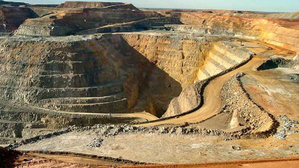 গত  ১২৬ বছর ধরে খননের কাজের যে বর্জ্য দিনের পর দিন জমা হয়েছিল কেজিএফে, তা থেকে তৈরি হয়ছিল ওই বিশাল পাহাড়। কোলারের পরিবেশ এবং মানুষের কাছে  এই বিষের পাহাড়ই এখন অভিশাপ হয়ে দাঁড়িয়েছে। 