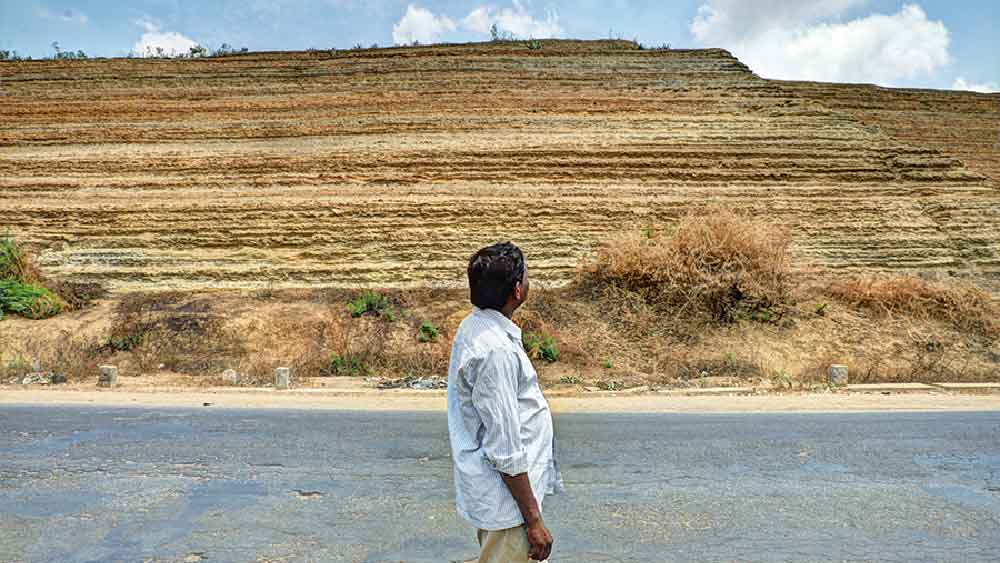 সোনার খনির মজুররা তাঁদের এই দূরাবস্থার জন্য দায়ী করছেন সরকারকেই। তারা জানাচ্ছেন, বার বার অনুরোধ করা সত্ত্বেও খনির শ্রমিকদের উদ্ধারে এগিয়ে আসেনি সরকার। তাদের কাজের ব্যবস্থা করেনি। পরিবেশ দূষণ আটকানোর ব্যবস্থা করেনি। শহরটাকে ভুতুরে হয়ে যাওয়ার নেপথ্যে আসলে কাজ করেছে কিছু মানুষের চূড়ান্ত অবহেলা আর উদাসীনতা।