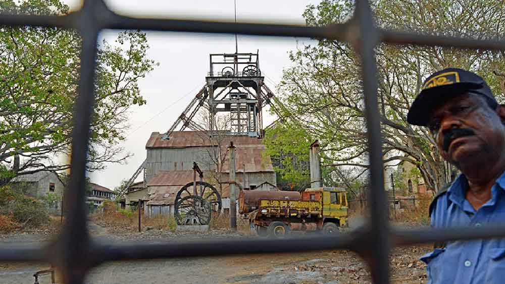 সে দিনের সোনার শহর আজ মৃতপ্রায়। কোলারের হৃত গৌরব ফিরিয়ে আনার জন্য বহু প্রস্তাব জমা পড়েছে সরকারের কাছে। পর্যটনের জন্য কেজিএফকে নতুন করে সাজানোর কথা বলা হয়েছে। প্রাসাদোপম বাংলোগুলো সারিয়ে হোম স্টের প্রস্তাবও রয়েছে।