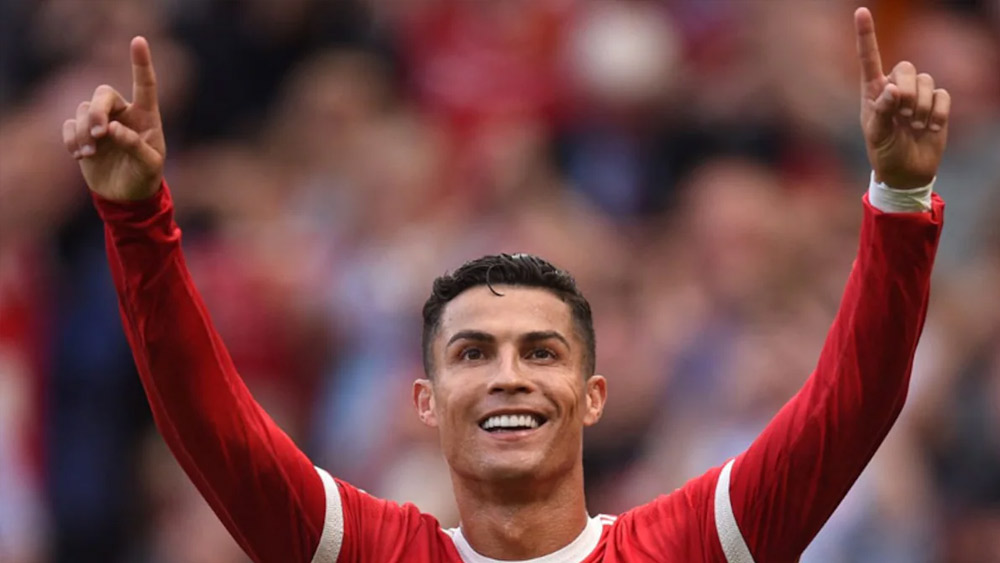 বাঙালিদের অতি পছন্দের আরও এক জনের ভক্ত সংখ্যাও ইলনের চেয়ে বেশ বেশি। বিশ্বের বহু তারকাকে গোল দিয়ে ৯ কোটি ৯ লক্ষ ফলোয়ার শুধু ক্রিশ্চিয়ানো রোনাল্ডোর। 