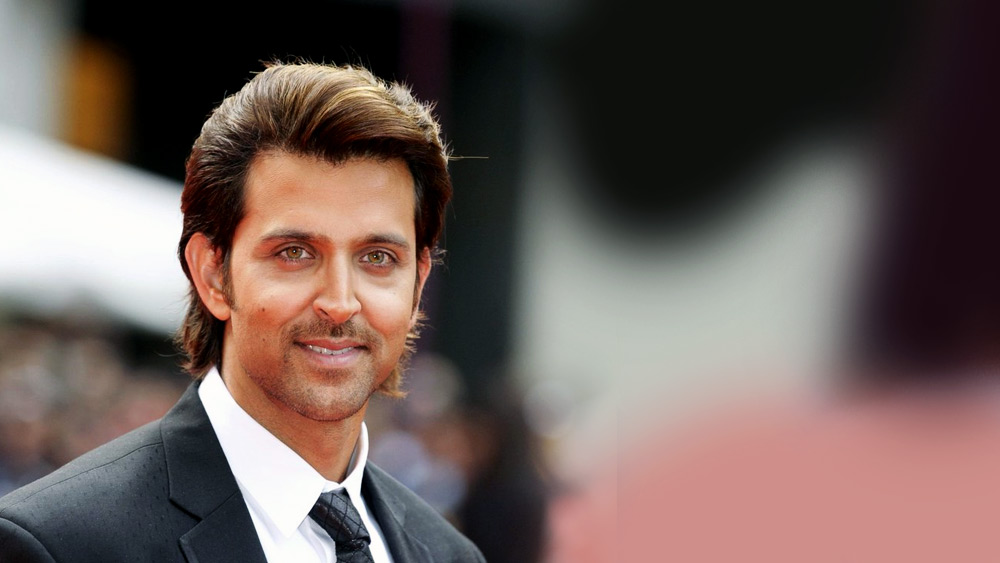 বিশ্বের প্রথম ৫০-এর তালিকায় না থাকলেও বলি নায়কদের মধ্যে টুইটার অনুগামীর সংখ্যায় বেশ এগিয়ে আর এক জন। সেই ‘কহো না পেয়ার হ্যায়’-এর সময় থেকে জনপ্রিয়তা কমেনি যে হৃত্বিক রোশনের, তা বলে দেয় তাঁর ৩ কোটি ১৫ লক্ষ অনুগামী। 