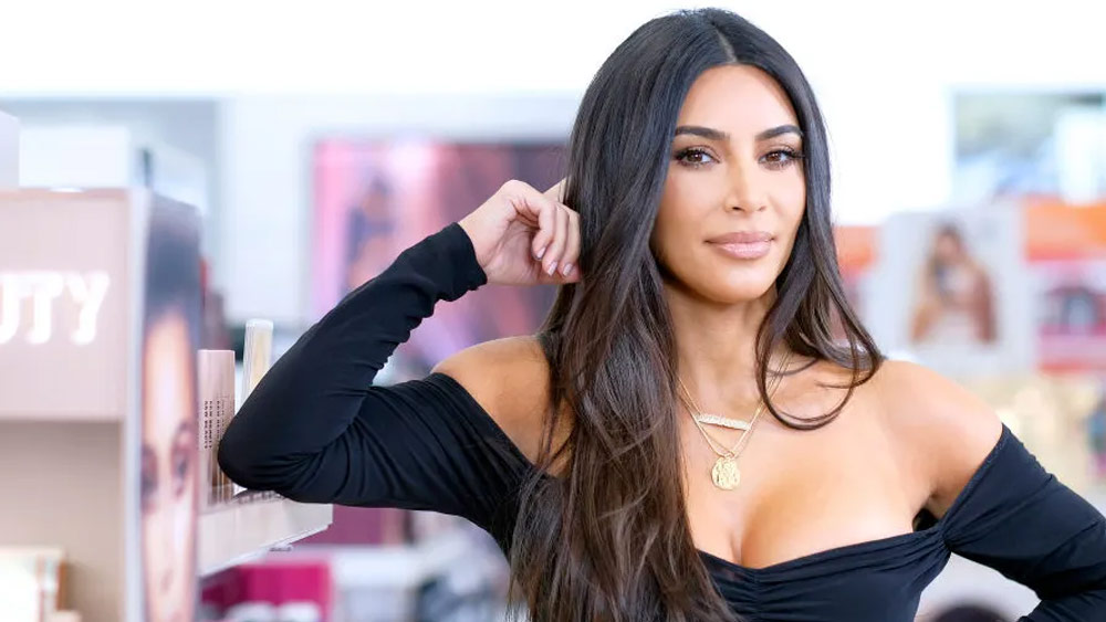 মহিলারা বুঝি প্রথম সারিতে এ ক্ষেত্রেও জায়গা পাননি? এমন একেবারেই নয়। আমেরিকার সুন্দরী কিম কার্দাশিয়ানের ভক্ত সংখ্যা কত জানেন? ৭ কোটি ২১ লক্ষ। 