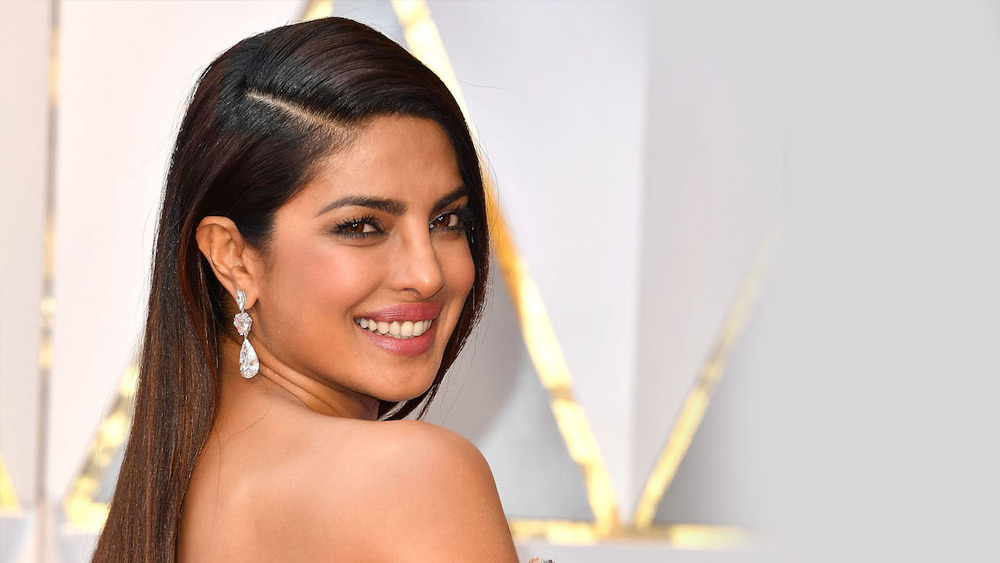 এ দেশের নায়িকারা কম যান না। ইনস্টাগ্রামে যেমন নানা রঙের পোশাকে ছবি দিয়ে অনুরাগীদের নজর কাড়েন প্রিয়ঙ্কা চোপড়া, তেমনই তাঁর টুইটারের পর্দাতেও চোখ রাখেন প্রায় তিন কোটি অনুগামী।