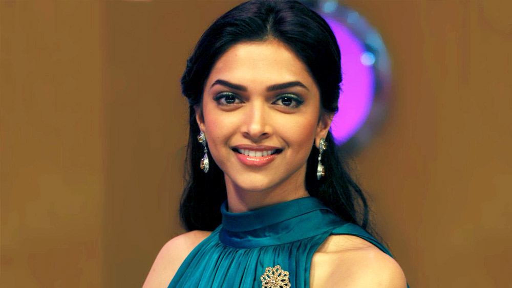 অনেকে মনে করবেন প্রিয়ঙ্কা এখন বিদেশে থাকেন, বিদেশি গায়কের স্ত্রী— তাই বুঝি তাঁর এত অনুরাগী। এ সব কথাই ভুল প্রমাণ করে দেয় দীপিকা পাড়ুকোনের অনুগামীর সংখ্যা। কারণ, সে সব ছাড়াও তিনি যে পিছিয়ে নেই মোটেই। আর কিছু দিনেই তিন কোটি ছাড়াবে তাঁর টুইটারের ভক্ত তালিকাও।   