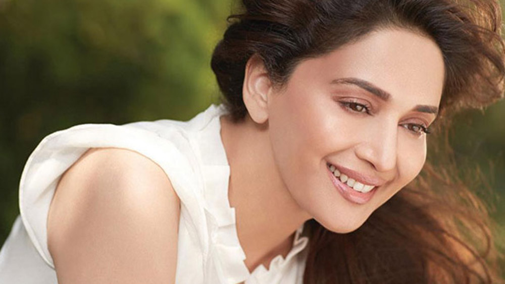 ‘বড়ে মিঞা ছোটে মিঞা’ ছবির একটি বিশেষ দৃশ্যে দেখা গিয়েছিল মাধুরী দীক্ষিতকেও।