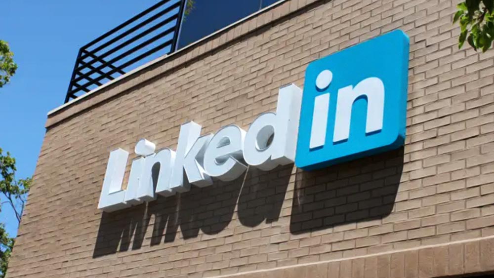 ২০১৬ সালে পেশাদারদের সংযোগকারী সংস্থা লিঙ্কডইন কিনে নেয় মাইক্রোসফট। মাইক্রোসফট ২৬২০ কোটি ডলার (ভারতীয় মুদ্রায় ২ লক্ষ ৪৯১ কোটি টাকা) দিয়ে লিঙ্কডইন-এর মালিকানা পায়।