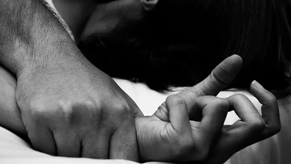 করুণার কাছে বিয়ে নামক প্রতিষ্ঠানে ধর্ষণের ‘লাইসেন্স’ অন্তর্ভুক্ত করা গর্হিত অপরাধ। যিনি বলতে পারেন, ‘‘যদি স্ত্রীকে বেডরুমে যৌন নিপীড়ন, চড়থাপ্পড়, শ্লীলতাহানি কিংবা হত্যা করার আইনত অনুমতি না থাকে, তা হলে আপনি তাঁকে ধর্ষণই বা করতে পারেন কোন আইনবলে?’’