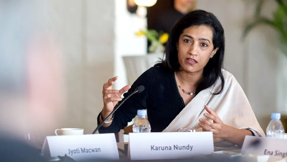 করুণার বাবা কর্মসূত্রে ছিলেন হার্ভার্ড মেডিক্যাল স্কুলে। কিন্তু নিজের দেশের স্বাস্থ্য ব্যবস্থা তাঁকে ভাবাত। বিদেশের চাকরি ছেড়ে দেশে ফিরে যোগ দিয়েছিলে দিল্লি এমসে। আর মা? করুণার এক তুতো ভাই সেরিব্রাল পলসি নিয়ে জন্মানোর পর, তাঁকে এমনই ধাক্কা দেয় যে উত্তর ভারত স্প্যাসটিক সোসাইটি তৈরি করেন। বরাবরই ডাকাবুকো স্বভাবের করুণা।