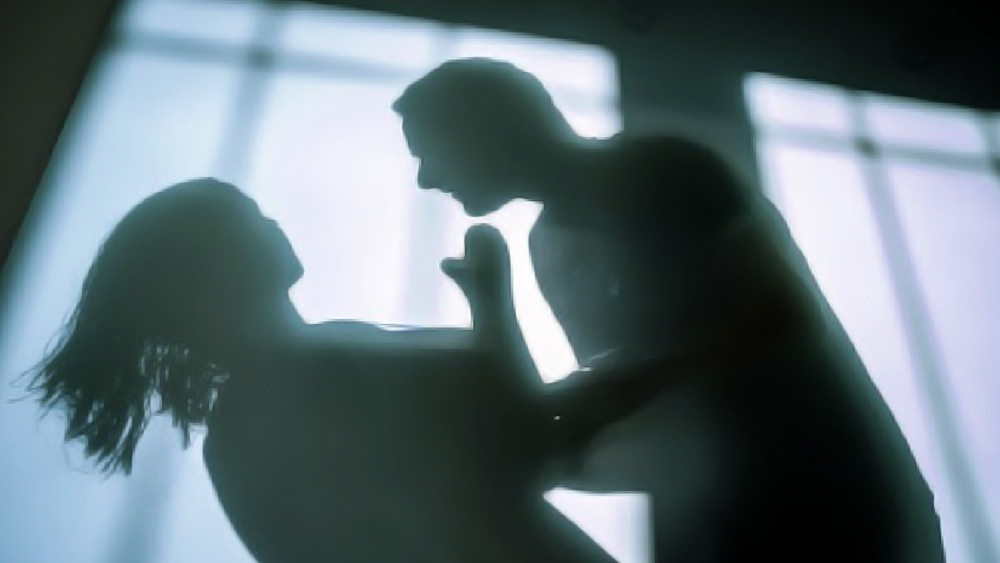 বাবা-মায়ের শিক্ষা, অন্যায়ের প্রতিবাদ করতে হবে। দুর্বলের পাশে দাঁড়াতে হবে। করুণা একা লড়ছেন সবার জন্য। ২০১২ সালের দিল্লি ধর্ষণ-কাণ্ডে ধর্ষণবিরোধী বিলের খসড়া তৈরিতে বিশেষ অবদান তাঁর। তার পর বৈবাহিক ধর্ষণ, গণধর্ষণ, একাধিক মামলা লড়েছেন। 