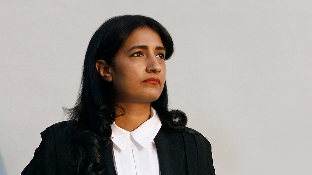 বৈবাহিক ধর্ষণকে আইনি অপরাধে সংযুক্ত করা যায় কি না এ নিয়ে একাধিক মামলা শুনেছে আদালত। কিন্তু এমন অনেক মামলা চলছে বছরের পর বছর। আইনজীবী করুণা যাঁদের হয়ে লড়ছেন, তাঁদের ন্যায্য বিচার পাইয়ে দেওয়াই তাঁর লক্ষ্য। আইনজীবী চান এর শেষ দেখে ছাড়তে।