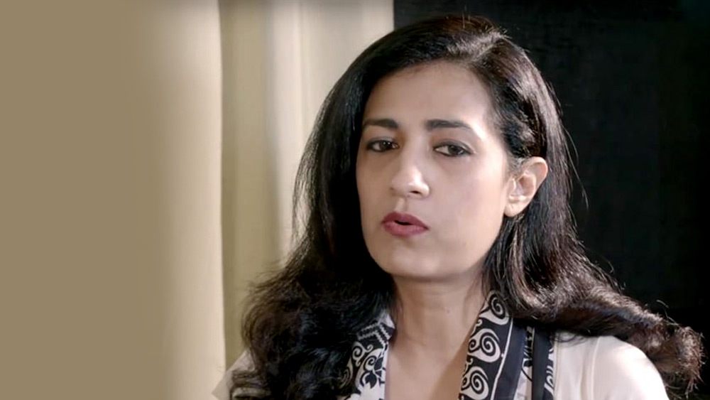 আসলে আইনজীবী করুণার নিজের তিক্ত অভিজ্ঞতা রয়েছে। মাত্র ১৫ বছর বয়সে স্কুলে এক সহপাঠীর কাছ থেকে ধর্ষণের হুমকি পেয়েছিলেন তিনি। মাকে গিয়ে সব খুলে বলেছিলেন। তিনি ছুটে গিয়েছিলেন স্কুলে। কিন্তু প্রধান শিক্ষক তাতে আমলই দেননি। জানান এতে উদ্বেগের কোনও কারণই নেই। আইনজীবী জানান, ওই মুহূর্তই তাঁকে বুঝিয়েছিল সমস্যা কতটা গভীরের।  