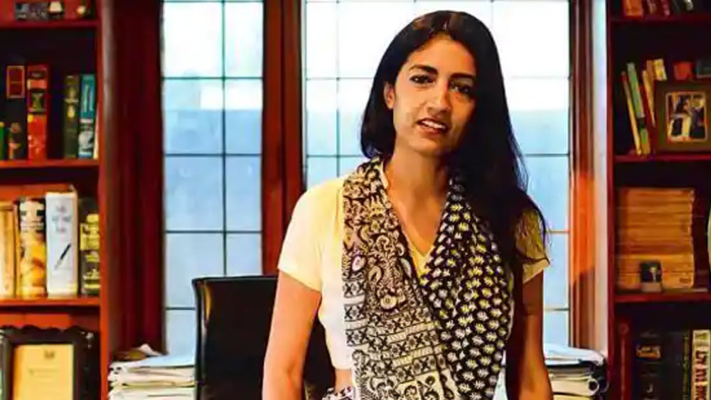 আইনজীবী করুণা অবশ্য হাল ছাড়ছেন না। তিনি লড়ছেন। এ নিয়ে সরকারের দৃষ্টিভঙ্গি ঠিক কী? ২০১৭ সালে একটি মামলায় সরকার বৈবাহিক ধর্ষণকে অপরাধ করার বিরুদ্ধে যুক্তি দেয়। তাতে বলা হয় এটি বিয়ে নামক প্রতিষ্ঠানকে অস্থিতিশীল করতে পারে। স্বামীদের হয়রানির সহজ হাতিয়ার হয়ে উঠতে পারে। আদালতও সেই যুক্তি গ্রহণ করেছে। তবে আইনজীবী করুণা ও অন্যান্যদের মামলার প্রেক্ষিতে বিচার বিভাগীয় বেঞ্চ ফের এ বিষয়ে সরকারের দৃষ্টিভঙ্গি জানতে চেয়েছে।