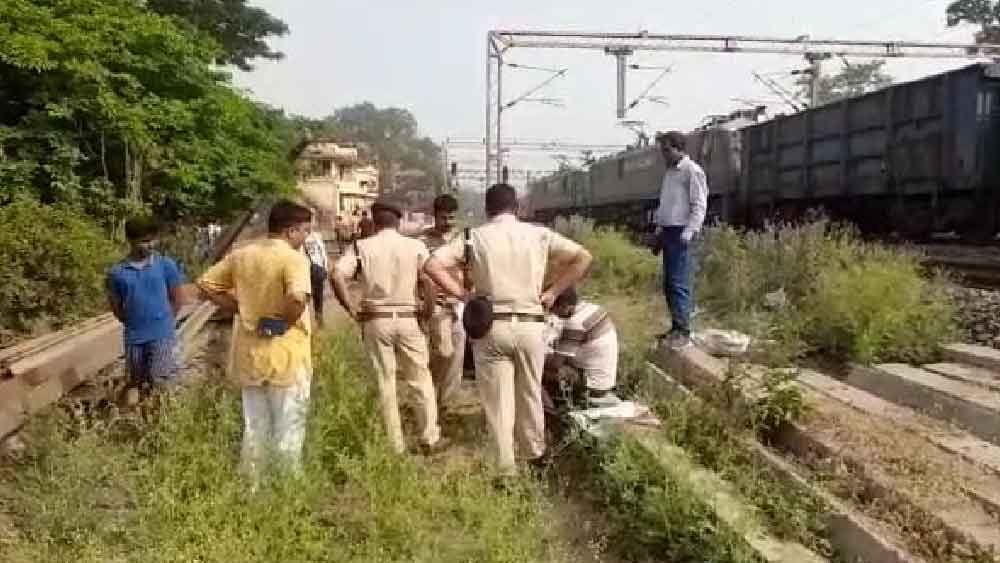 রেললাইন থেকে উদ্ধার যুগলের দেহ।