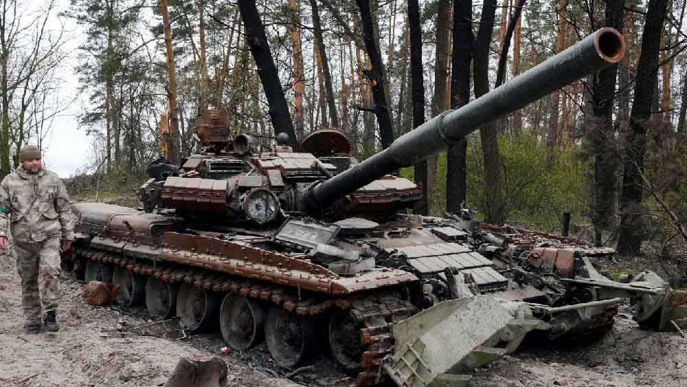 সাম্প্রতিক রুশ-ইউক্রেন যুদ্ধে বার বারই দেখা গিয়েছে রুশ ট্যাঙ্কের উড়ে যাওয়ার ছবি। ব্রিটিশ প্রতিরক্ষা দফতরের হিসাব বলছে, ৬৪ দিনের যুদ্ধে অন্তত ৫৮০টি ট্যাঙ্ক হারিয়েছে রাশিয়া। ধ্বংস হয়েছে হাজারেরও বেশি সাঁজোয়া গাড়ি (ইনফ্যান্ট্রি ফাইটিং ভেহিকল্‌)।