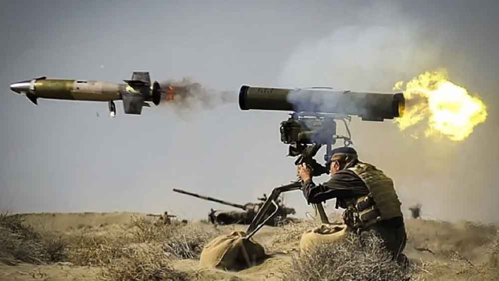 আমেরিকার তৈরি ট্যাঙ্ক বিধ্বংসী গাইডেড ক্ষেপণাস্ত্র (এটিজিএম) জ্যাভেলিনের পাশাপাশি ব্রিটেনের ‘ট্যাঙ্ক-ব্রাস্টার্স’ (পোশাকি নাম, ‘নেক্সট জেনারেশন লাইট অ্যান্টি-ট্যাঙ্ক ওয়েপন’ বা এনএলএডব্লিউ) রুশ ট্যাঙ্ক ধ্বংসে ইউক্রেন সেনার অন্যতম হাতিয়ার হয়ে উঠেছে।