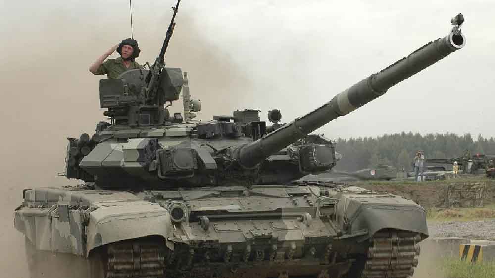 রুশ টি-৭২ বা টি-৯০ ট্যাঙ্কে বসানো ১২৫ মিলিমিটারের ‘স্মুদবোর’ কামানের জন্য মজুত রাখা হয় কমবেশি ৪০টি গোলা। ইউক্রেন সেনার ক্ষেপণাস্ত্রের আঘাতে সেই গোলার স্তূপে বিস্ফোরণ ঘটছে প্রায়শই। আর তার অভিঘাতে কার্যত শূন্যে উঠে যাচ্ছে ট্যাঙ্ক।