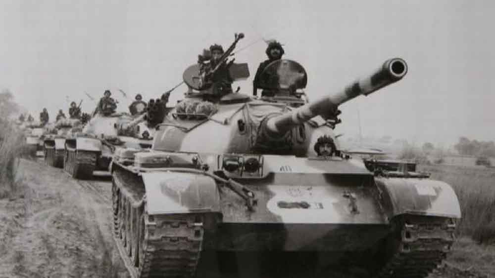 পাক হামলার জবাব দিতে ভারতীয় সেনার হাতিয়ার ছিল চল্লিশের দশকের ব্রিটিশ ভিকার্স (বিজয়ন্তা), সেঞ্চুরিয়ন আর শেরম্যান ট্যাঙ্ক। পাশাপাশি ছিল ফ্রান্সের তৈরি কয়েকটি হালকা ট্যাঙ্ক এএমএক্স-১৩। সব মিলিয়ে মাত্র ১৩৫টি।